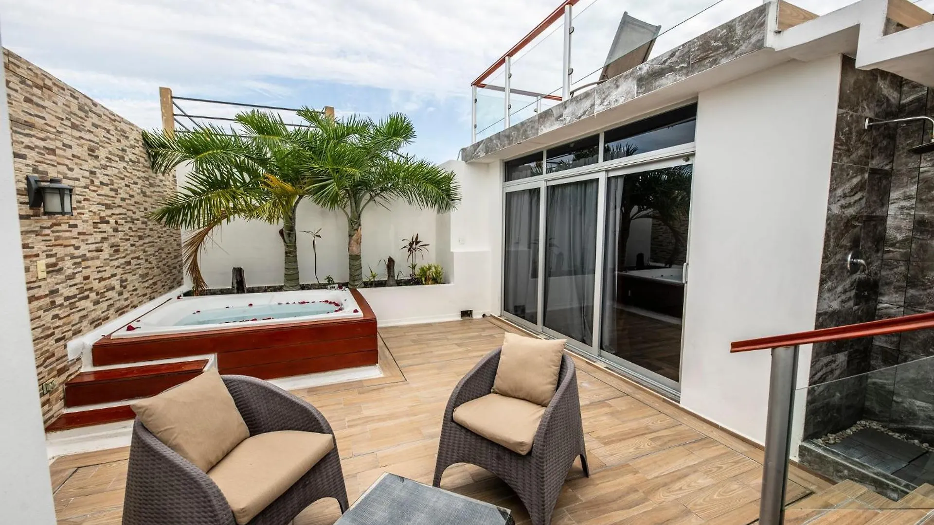 Penthouse Beach Holiday Private Jacuzzi Bbq Family Friendly Maid Service
